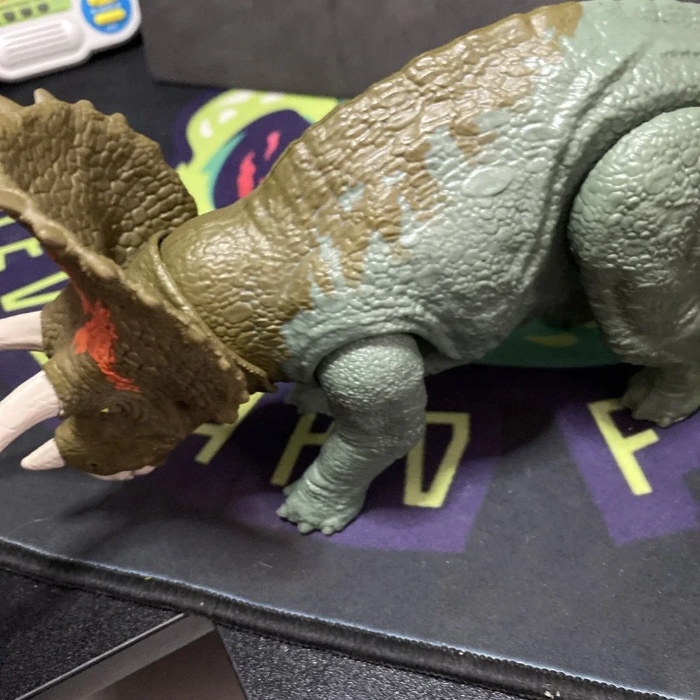 Jurassic World Primal Attack Triceratops Sound Strike Dinosaur Action Figure